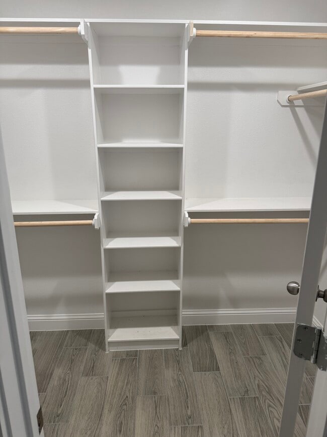 Foto del edificio - 2700 Country Club Dr