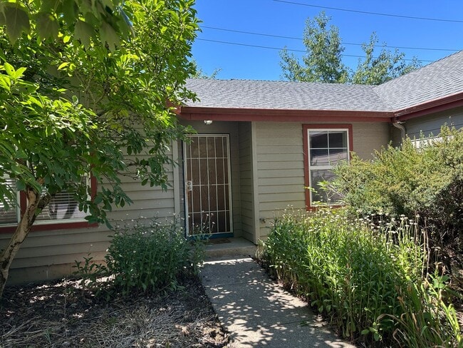 Building Photo - Beautifully updated 3 bedroom 2 bath house...