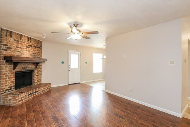 Foto del edificio - 5907 Willow Crest Dr