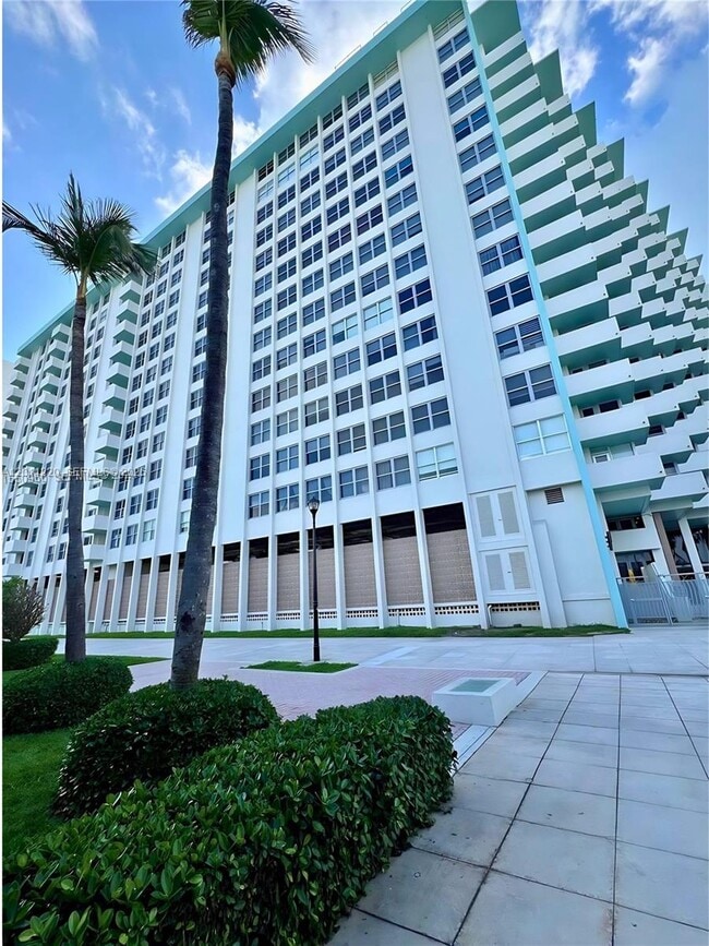 Building Photo - 2899 Collins Ave