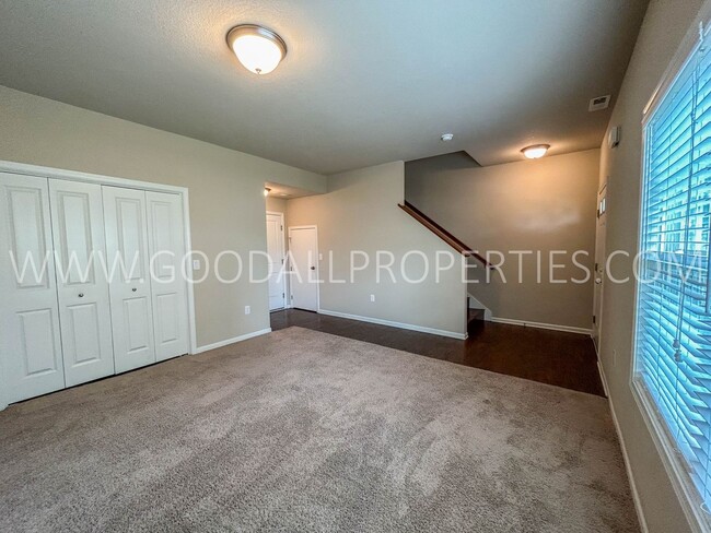 Building Photo - 3 Bedroom 2.5 Bathroom Townhome in West De...