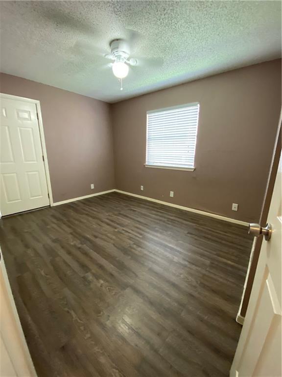 Building Photo - 9810 Roxanna Dr