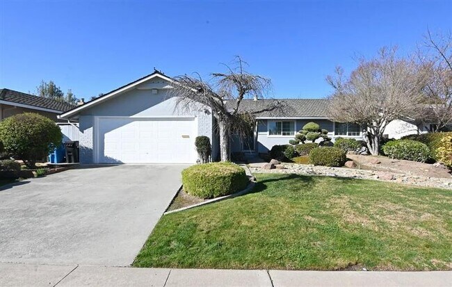 Building Photo - 4 bedrooms and 2 bathrooms beautiful prope...