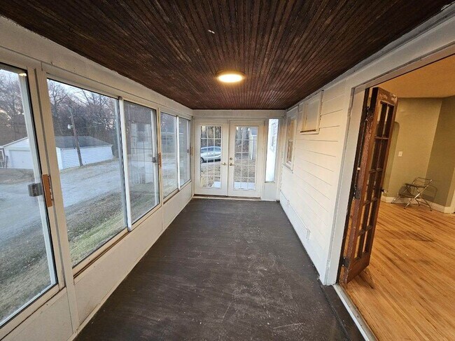Sunroom - 3029 W Franklin St