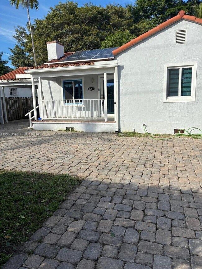 Foto del edificio - 1757 SW 24th Ter