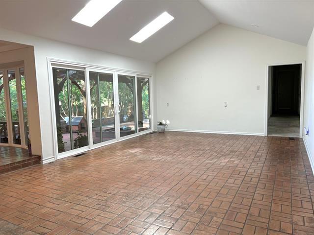Building Photo - 8162 San Leandro Dr