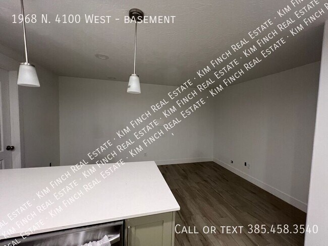 Foto del edificio - 1968 N 4100 W