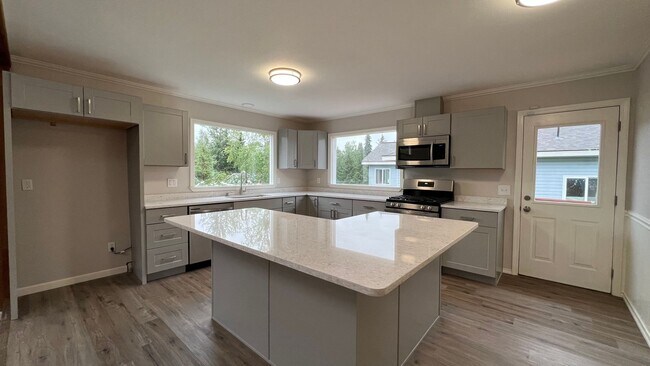 Building Photo - Eagle River (3) Bedroom Ranch + Mother-in-...