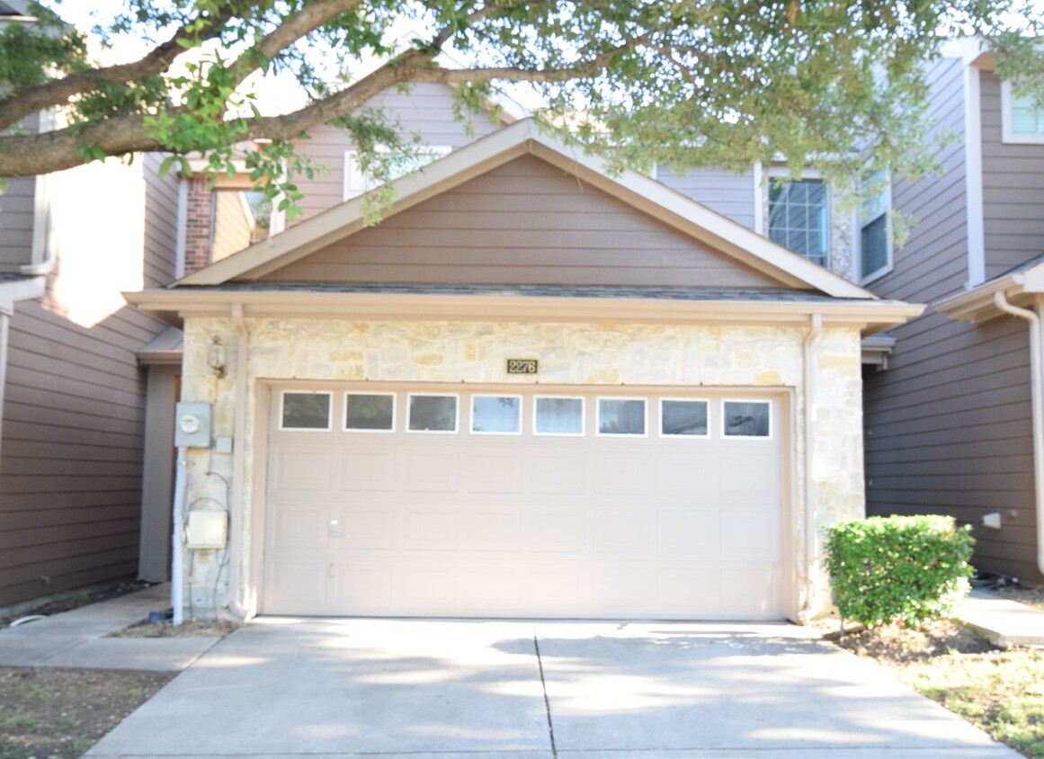 Foto principal - Beautiful 2 bed, 2.5 Bath Townhome in Plano