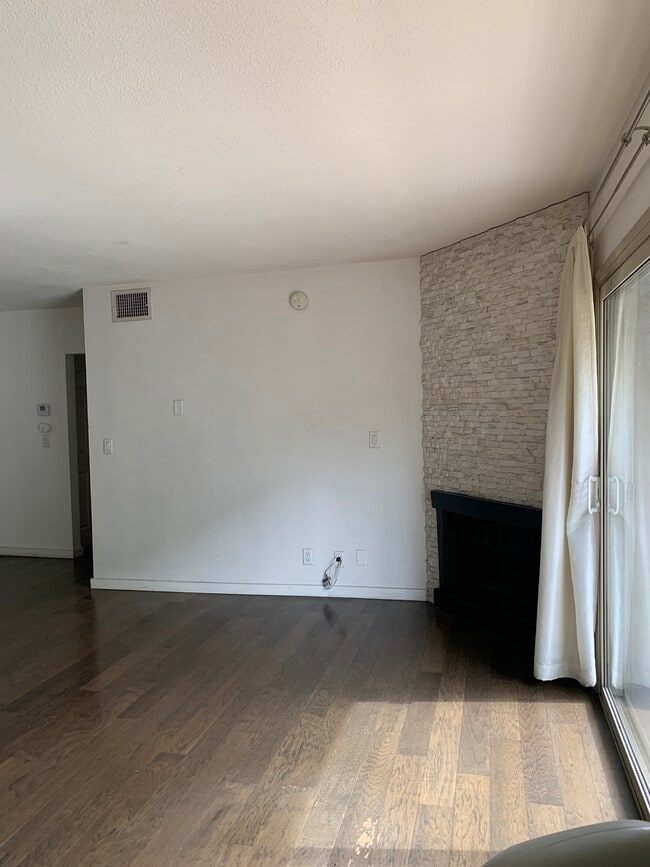 Building Photo - 141 S Clark Dr