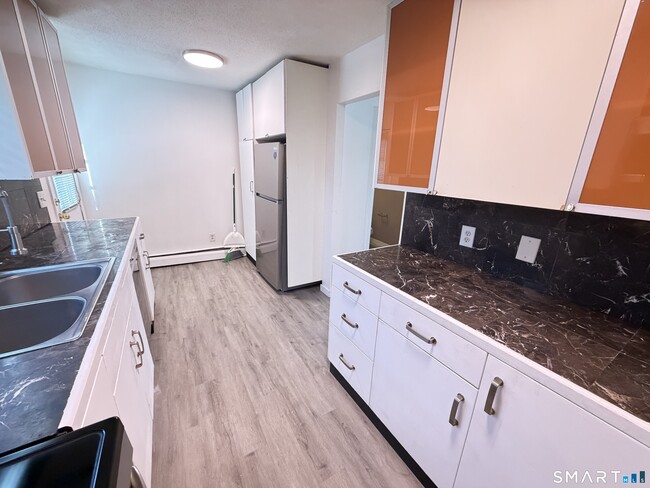 Foto del edificio - 148 High Path Rd