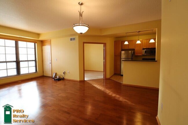 Building Photo - 1 Bedroom Condo with Move in Special!