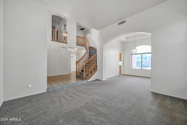 Building Photo - 4633 E Robin Ln