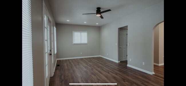Building Photo - 637 S 44th St