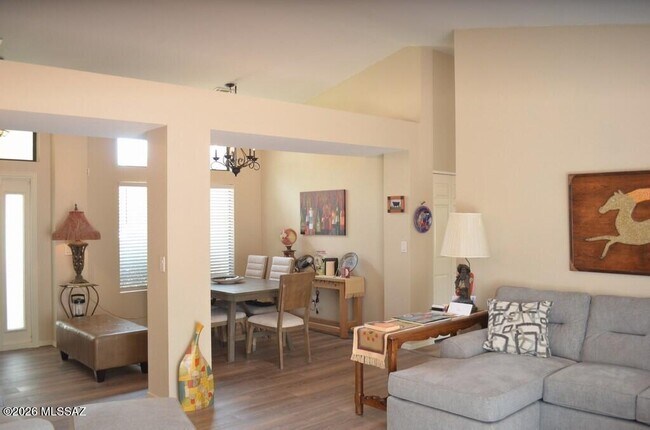 Foto del edificio - 5461 N Waterfield Dr