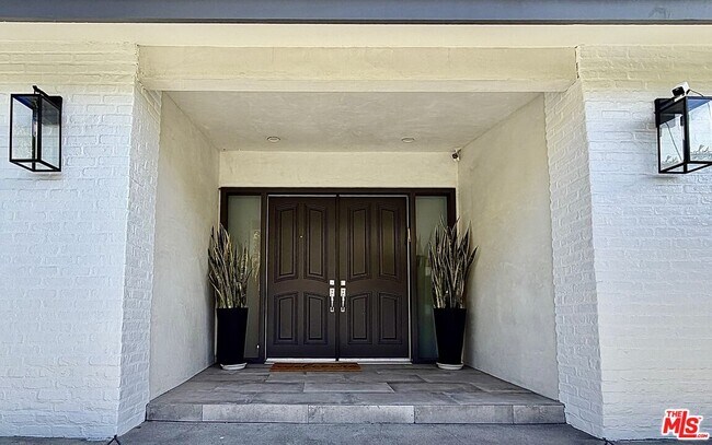 Building Photo - 2120 San Ysidro Dr