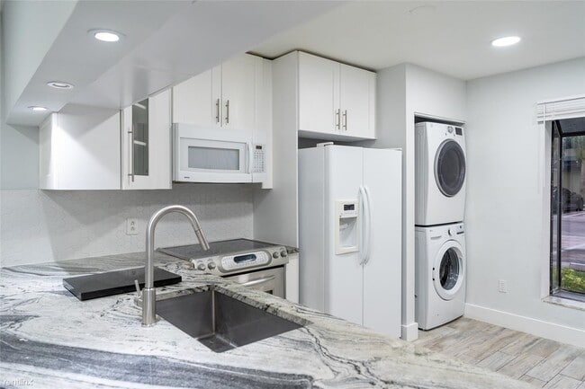 Building Photo - 3 br, 2.5 bath Townhome - 9095 SW 21st Ct ...