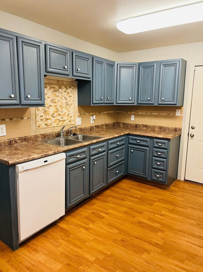 Building Photo - Charming 3-Bed, 2-Bath Home with Stylish Upgrades