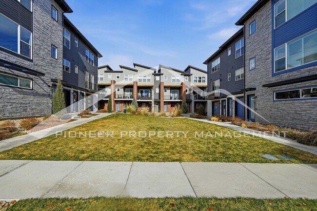 Building Photo - Spacious Townhouse with Central AC and 2-Car Garage