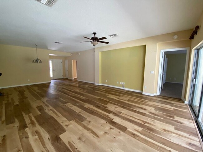 Building Photo - NICE 3/2 HOME IN DESIRABLE LOCATION