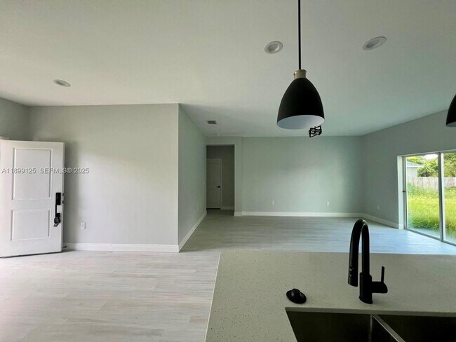 Foto del edificio - 21068 Exmore Ave