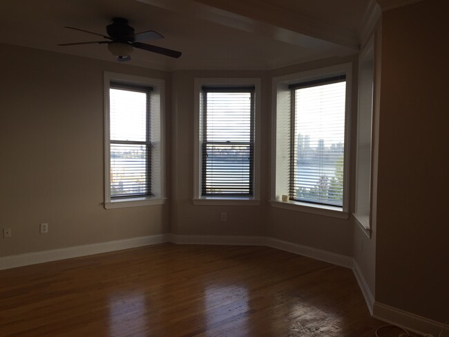 wraparound windows in dining room - 941 Boulevard E