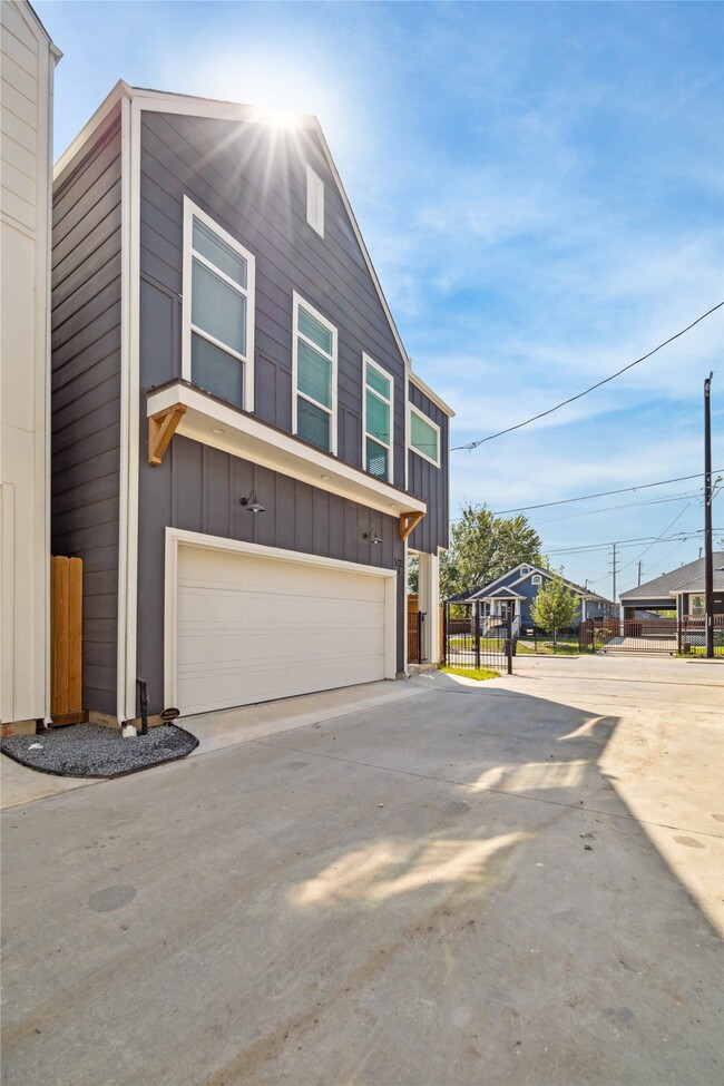 Building Photo - 5237 Hillman St