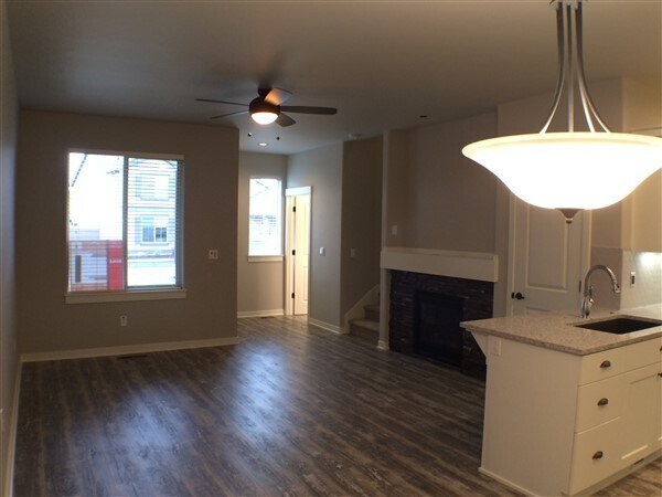 Building Photo - 3 Bedroom / 2.5 Bathroom Townhome in SW Re...