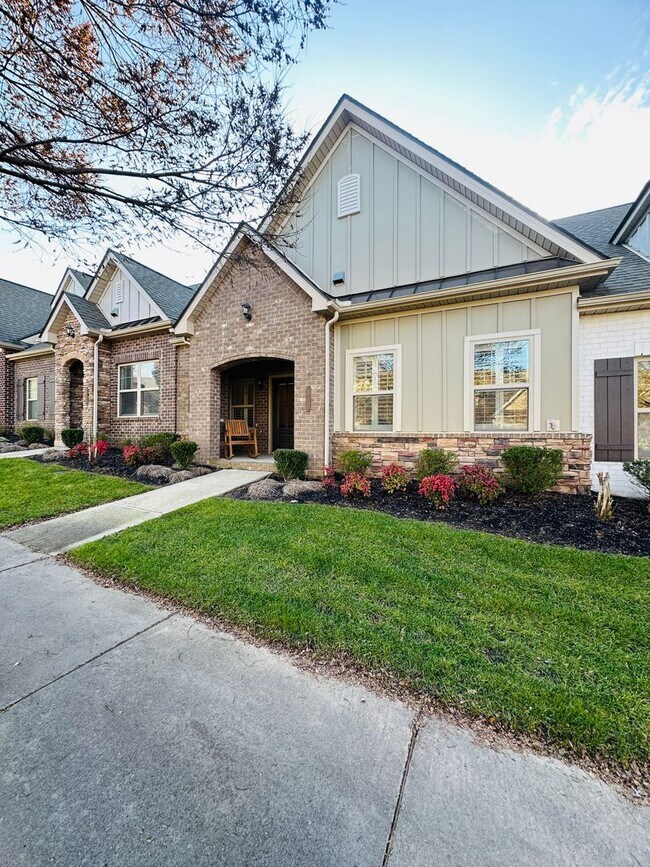 Foto del edificio - Spacious 3 bed, 3 bath home in Groves Park Commons featuring a modern kitchen, 2-car garage, and ...
