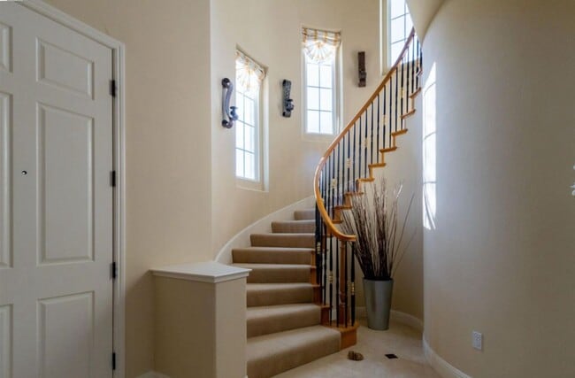 Building Photo - Pleasanton Ridge 5 bed/5 bath, Solar, Amen...