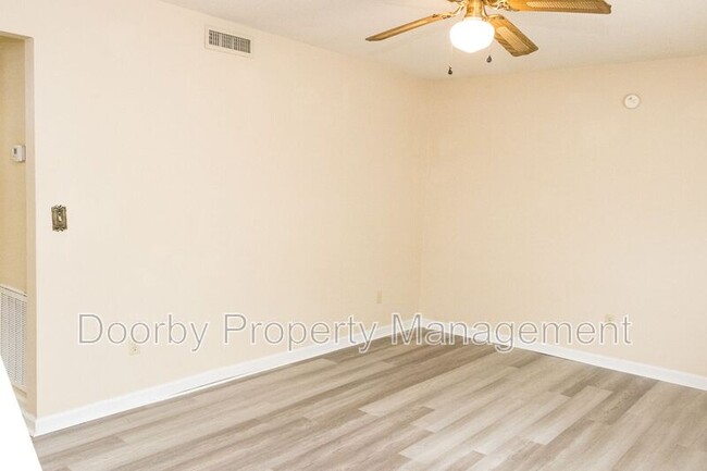 Foto del edificio - 7808 Holiday Hills Cir
