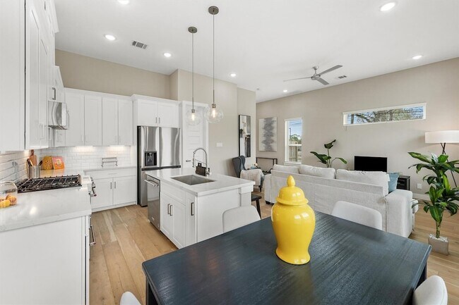 Photo - 303 Queen Sude Ln House