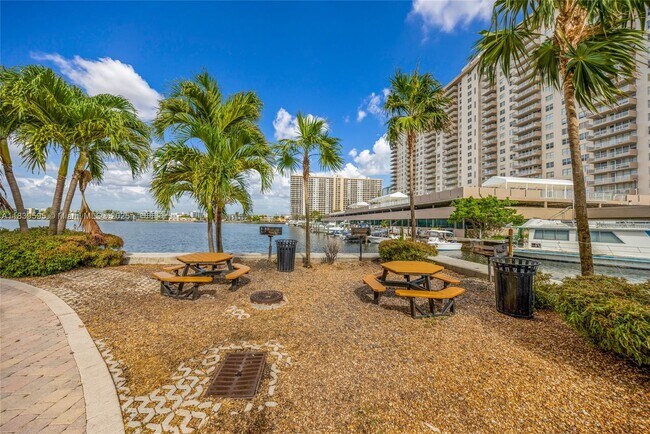 Foto del edificio - 17150 N Bay Rd