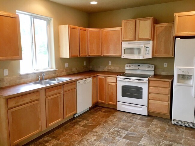 Foto del edificio - Spacious, newer 5 bed/2.5 bath home in gre...