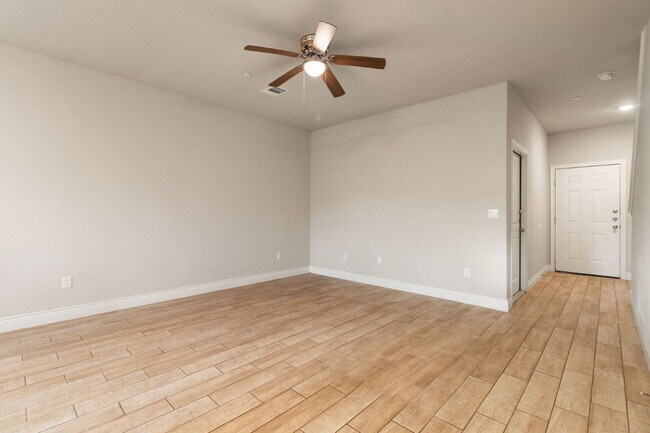 Foto del edificio - "Charming 3-Bed Townhouse with 2 Full Baths in Live Oak – Spacious 1500 Sq Ft Retreat!"