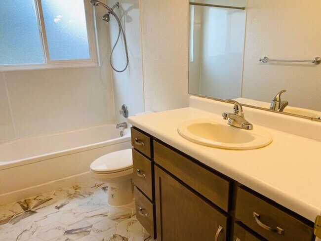 Foto del edificio - $1,650 Palm & Shaw, 2 Bedroom Condo - N Wi...