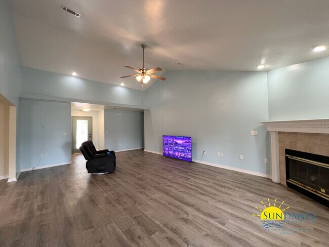 Building Photo - Charming 3-Bedroom Home with Outdoor Perks...
