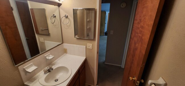 Building Photo - 57 Willow Dr