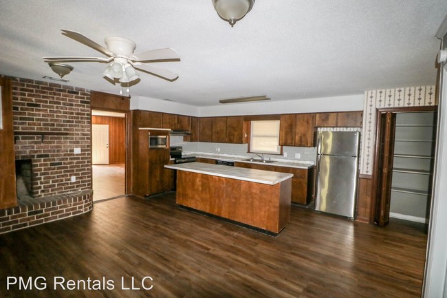 Building Photo - 5 br, 2 bath Room For Rent - 205 Wildwood Dr