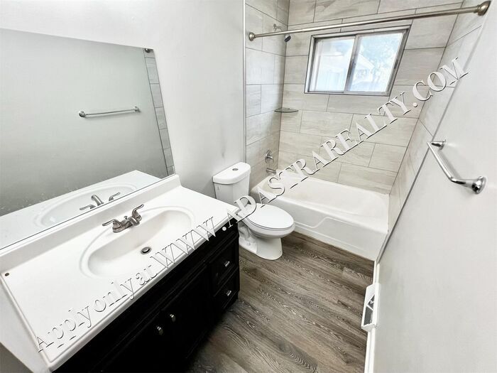 Foto principal - Spacious Shawnee Duplex-Coming SOON!!