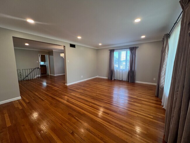 Building Photo - 115 Point Breeze Pl