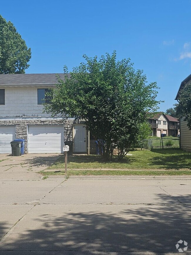 Building Photo - 754 W 61st St