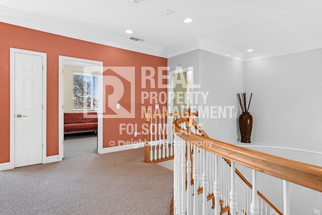 Foto del edificio - Fully furnished 5bd 3ba home in desirable Carmichael neighborhood