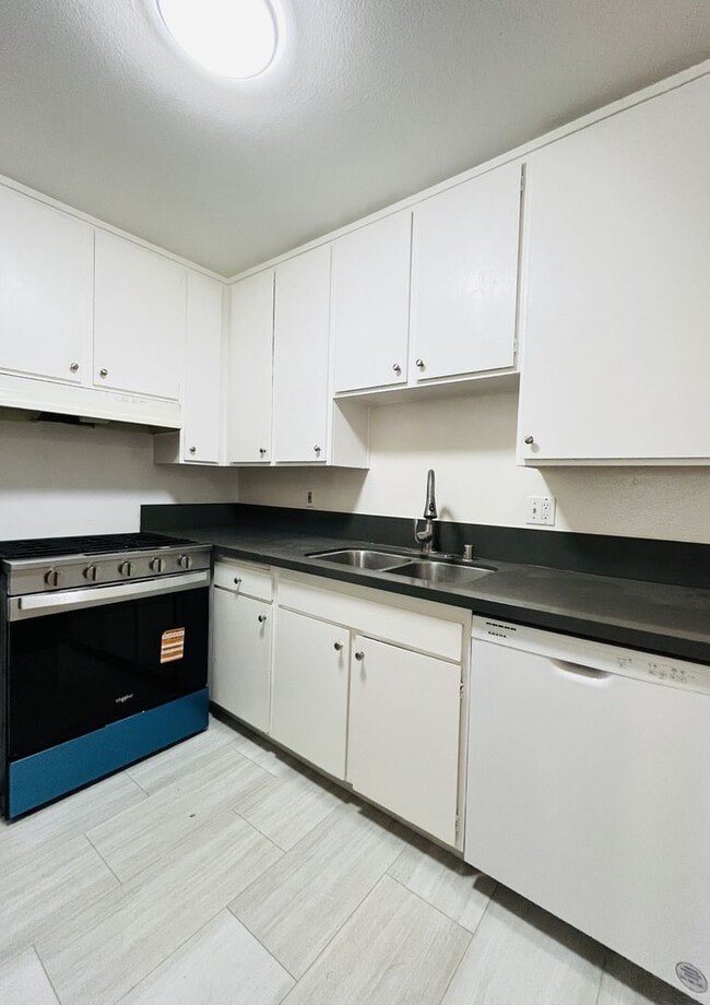 Building Photo - 2 Bedroom, 2 Bathroom South Coast Villas Ground Floor Condo