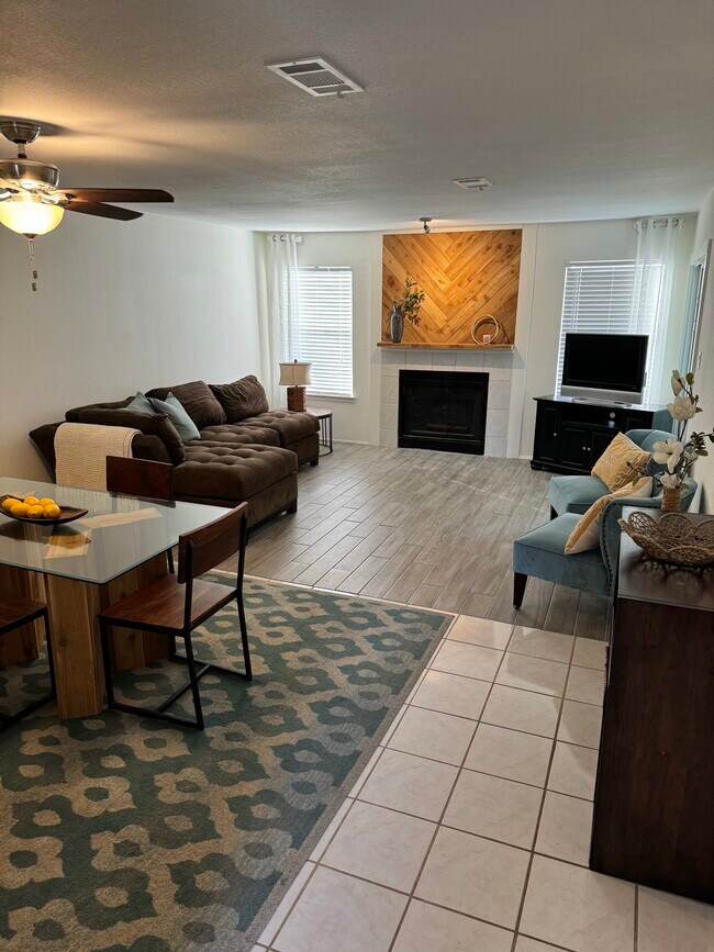 Foto del edificio - 604 Highcrest Dr