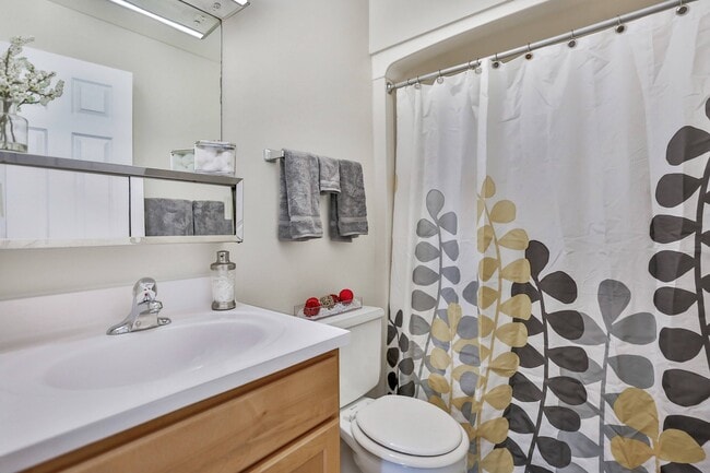 Eagle Pointe Bathroom - Eagle Pointe Apartments