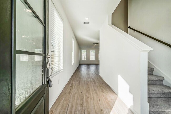 Building Photo - 2118 Fisher Bnd Dr