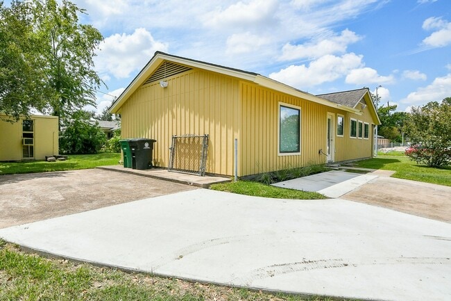 Building Photo - 1860 Lynnview Dr