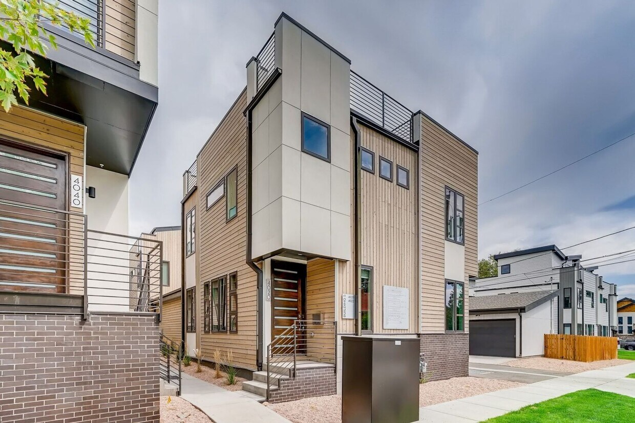 Foto principal - 3 Bedroom Duplex for Lease!