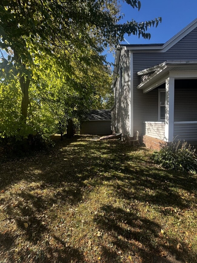 Building Photo - Huge 4 bed 1 bath very close to Water St. ...